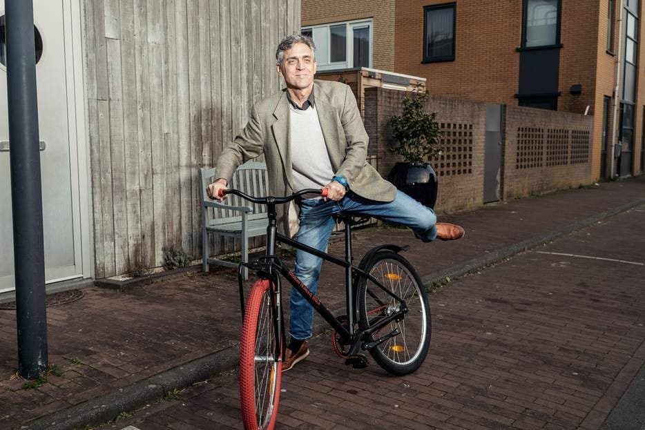 Ontwikkelaar van de onverwoestbare fiets Pieter van der Straaten: ,,Dit is rijden zonder zorgen.'' Foto's: Jakob van Vliet