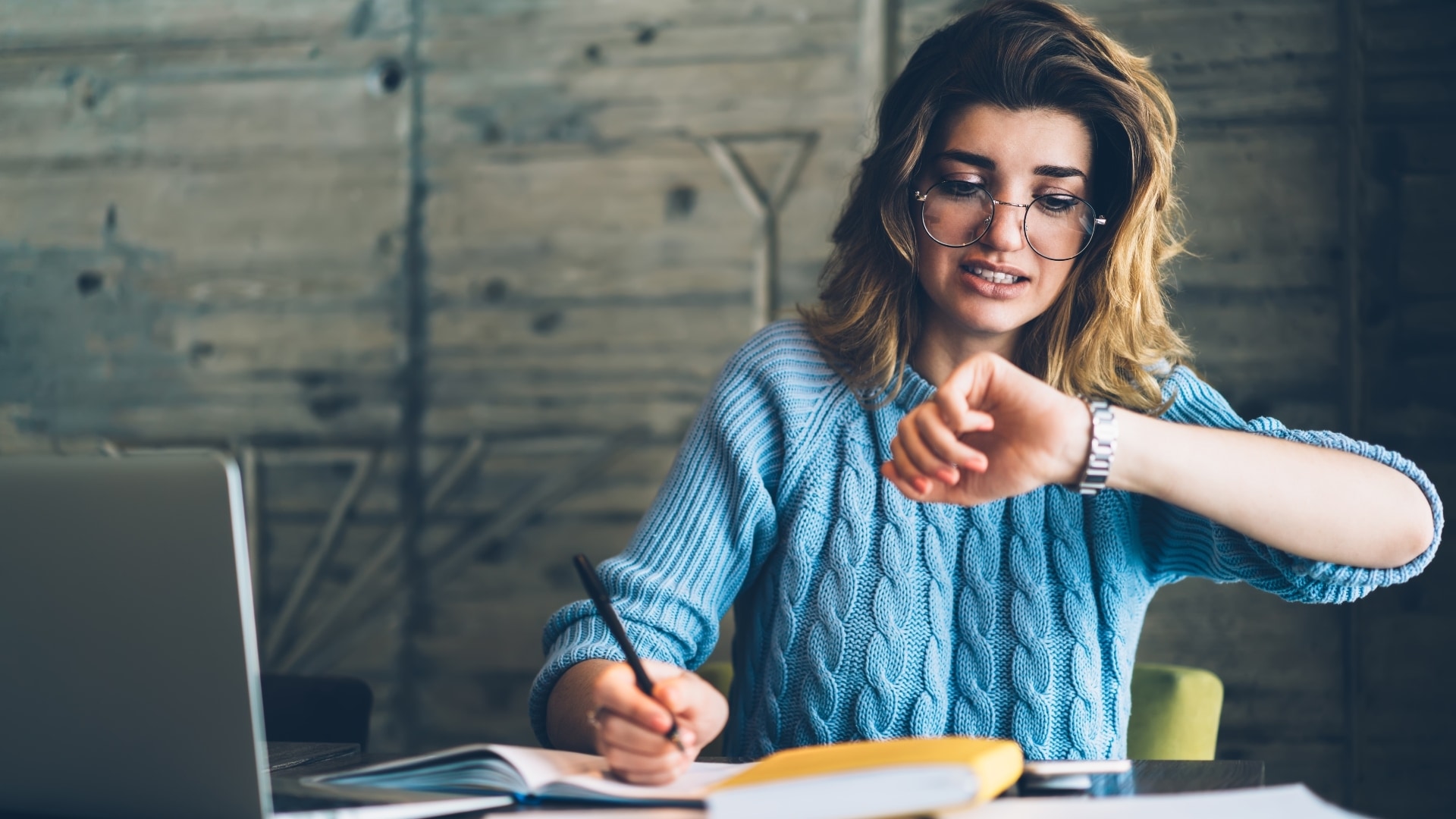 Bureau Deadline: ,,We hebben goed nagedacht over hoe je iemand achter de vodden kunt zitten zonder dat het obscuur wordt." Foto: Shutterstock