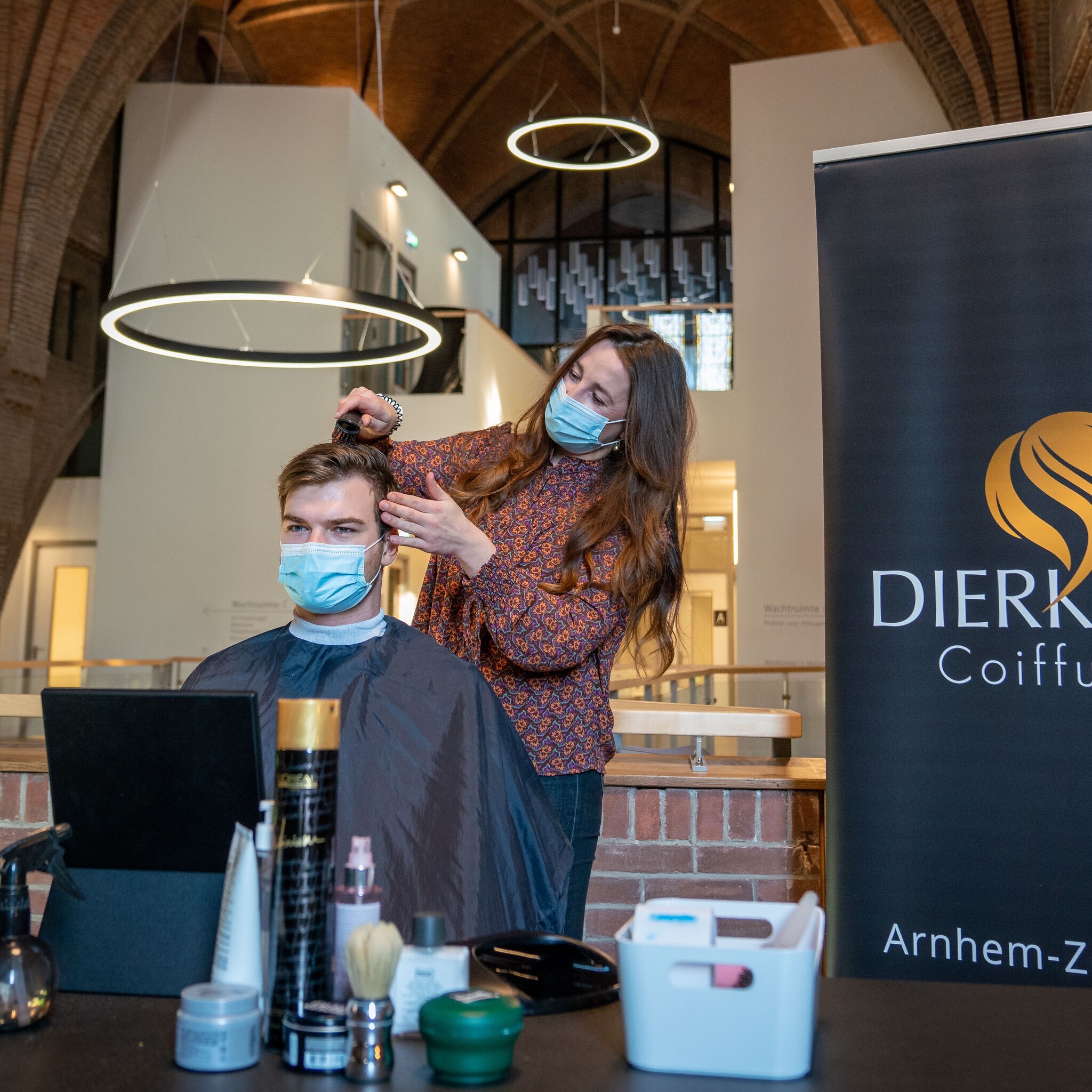 kapper knipt in historische kerk om aan grote vraag te voldoen unieke ervaring