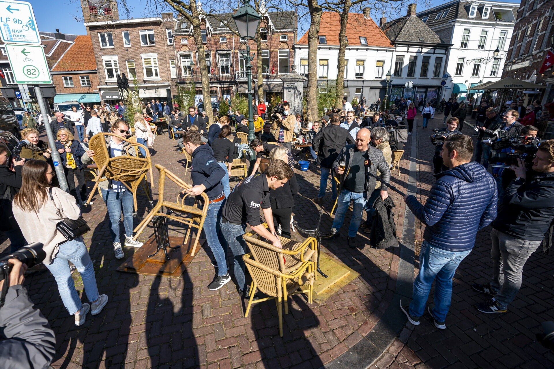 Het terras op de Ginnekenmarkt in Breda werd na een half uur weer ontruimd. Foto: MaRicMedia