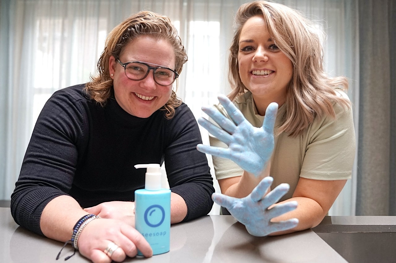 Michelle (l) en Sophie Peters van Seesoap. Foto: Seesoap