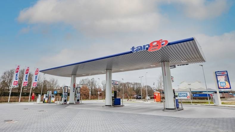In de flagshipstore in Deventer biedt Tango ook milieuvriendelijke diesel en CNG (aardgas). Tevens staan er snellaadpalen en is er ruimte voor elektrische deelauto’s. Foto's: Tango