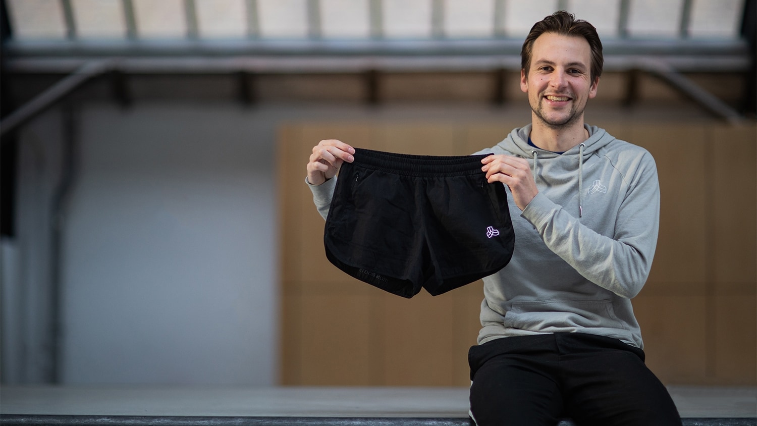 Erik de Groot van Iron Roots met een microplasticvrije sportbroek.