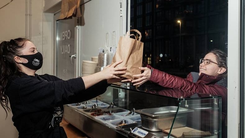 Afhalen of bestellen bij Falafellow, het is allebei mogelijk bij de dark kitchen van Mathilde van der Weerd. Foto: Jacob van Vliet/Het Parool.