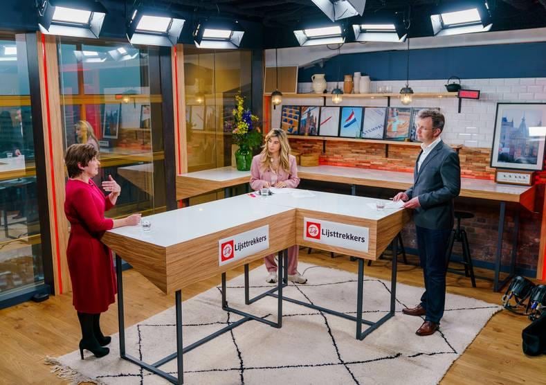 PvdA-lijsttrekker Lilianne Ploumen ging in de studio van het AD in gesprek met presentatrice Hila Noorzai en chef politiek Hans van Soest. Foto: AD/Marco De Swart.