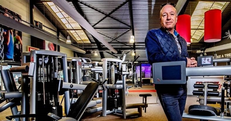 Tim Coronel in zijn sportschool in Huizen. Hij is ervan overtuigd dat de sportschool met de luchtreinigers open kan. Foto: AD/Pim Ras.