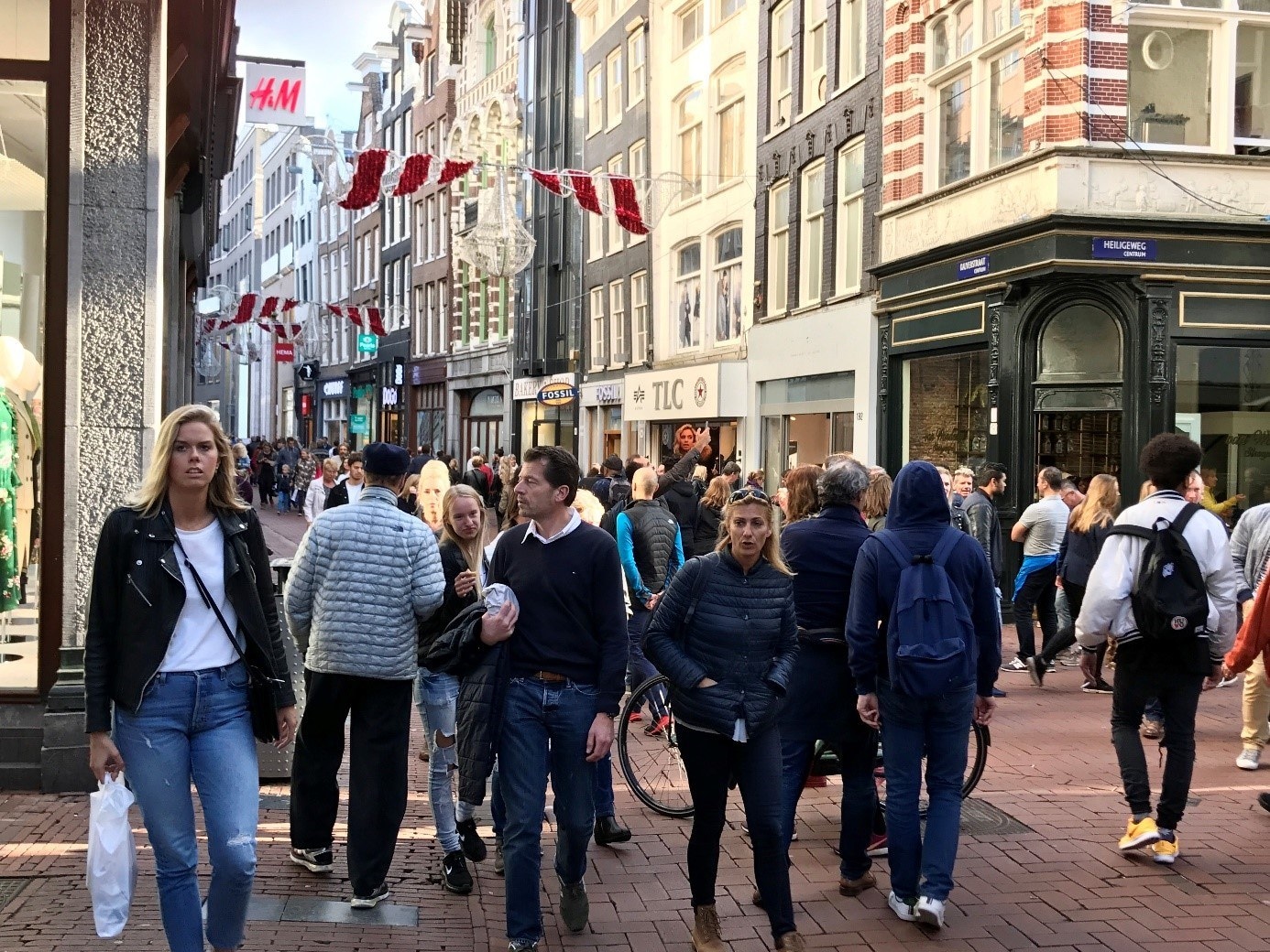 Negen op de tien Nederlanders is voor openstelling van de winkels. 53 procent met ‘coronaproof-maatregelen’ (zoals ‘anderhalve meter’, maximaal aantal klanten per m2 of dragen van een mondkapje). Foto: Hans van Tellingen