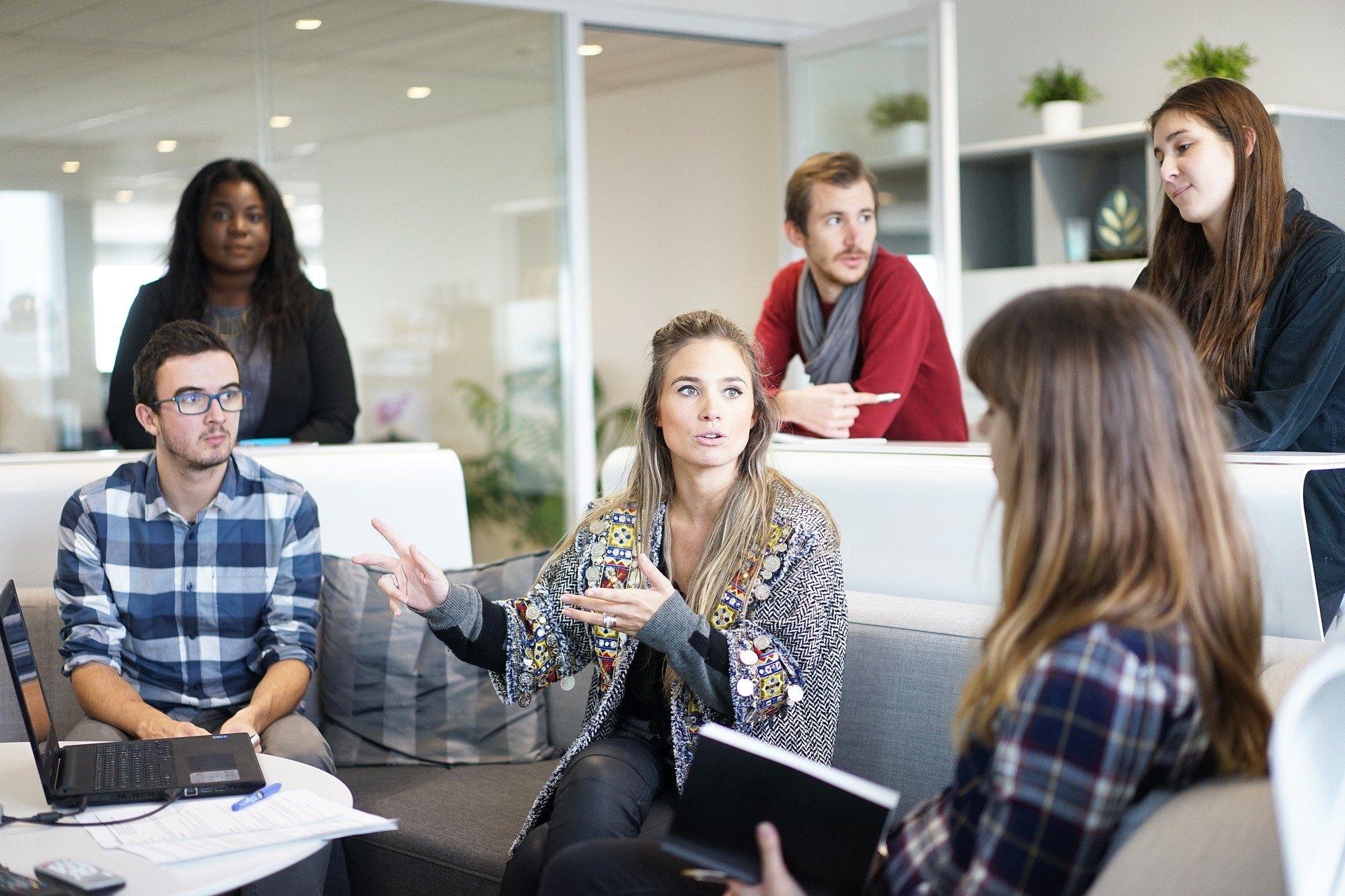 Vergaderingen zijn een stuk vermoeiender dan de face-to-facegesprekken van voor de coronapandemie - onze hersenen moeten harder werken om non-verbale aanwijzingen en gezichtsuitdrukkingen via een scherm te begrijpen. Foto: Pixabay