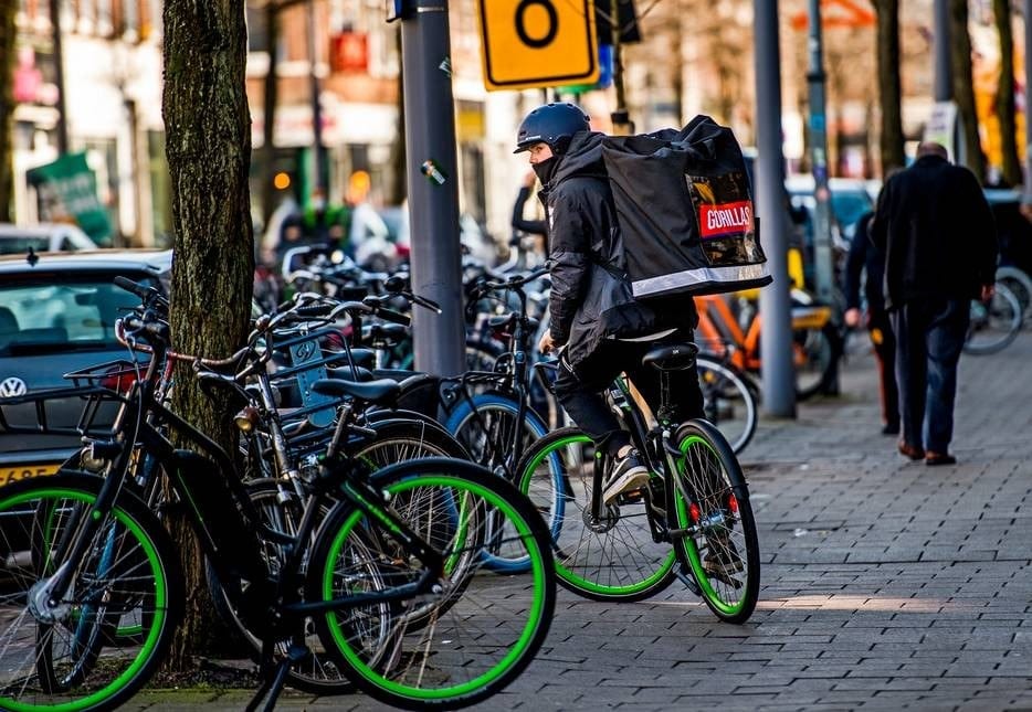 Snel op de fiets om binnen 10 minuten een bestelling bij iemand thuis af te leveren. Dat is de belofte van de nieuwe boodschappendienst Gorillas. Foto: AD/Frank de Roo