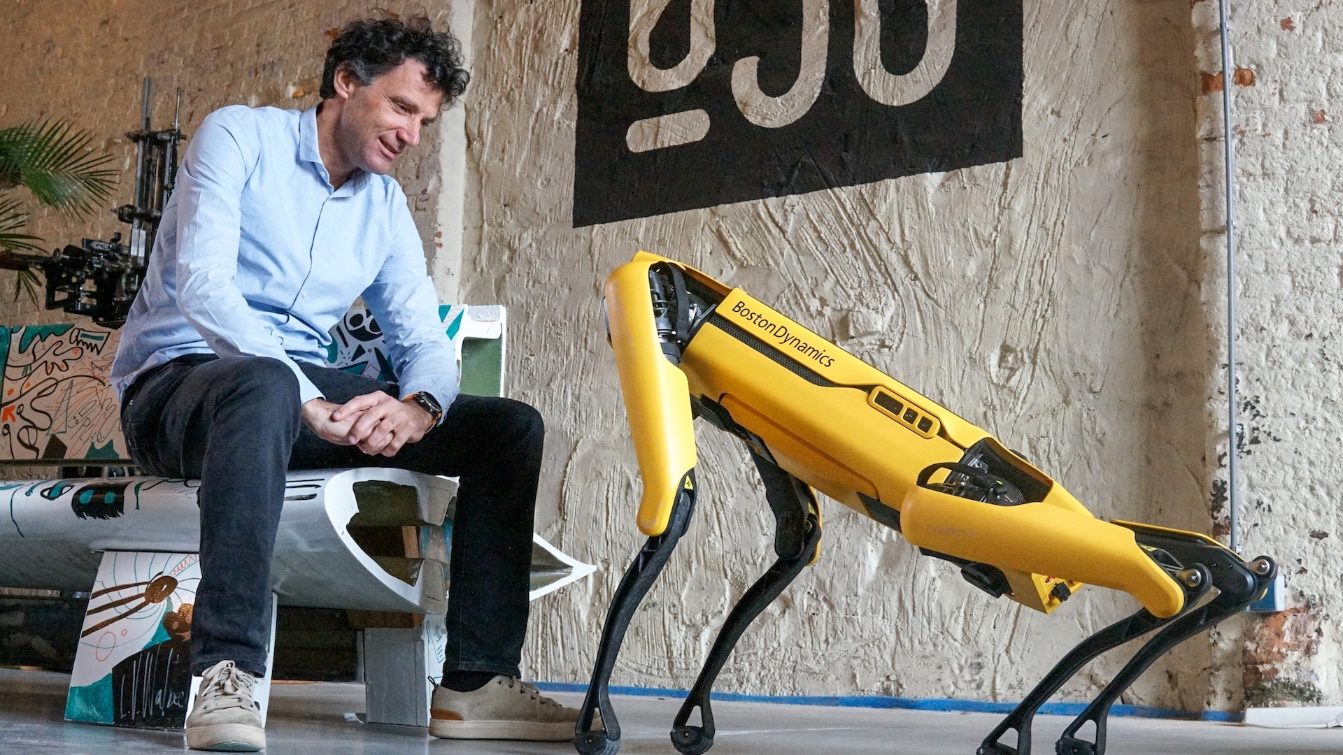 Arend van der Sluis met robothond Spot.