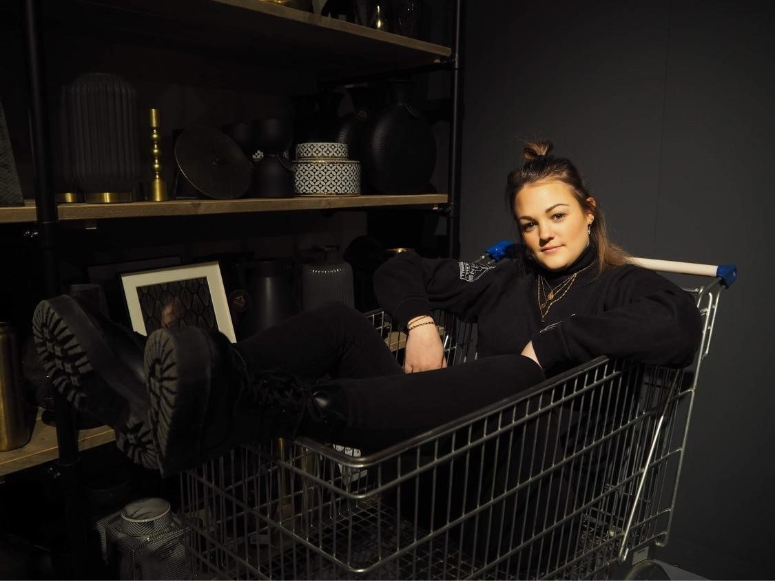 In de videoclip van woonwinkel Living for All in Uden speelt weekendhulp Evelien Bijvelds (foto) vanuit een winkelwagentje de hoofdrol. Lizzy Beks, dochter van eigenaar, schreef de tekst met als doel 'iets positiefs de wereld in te zenden'. Foto: Living for All