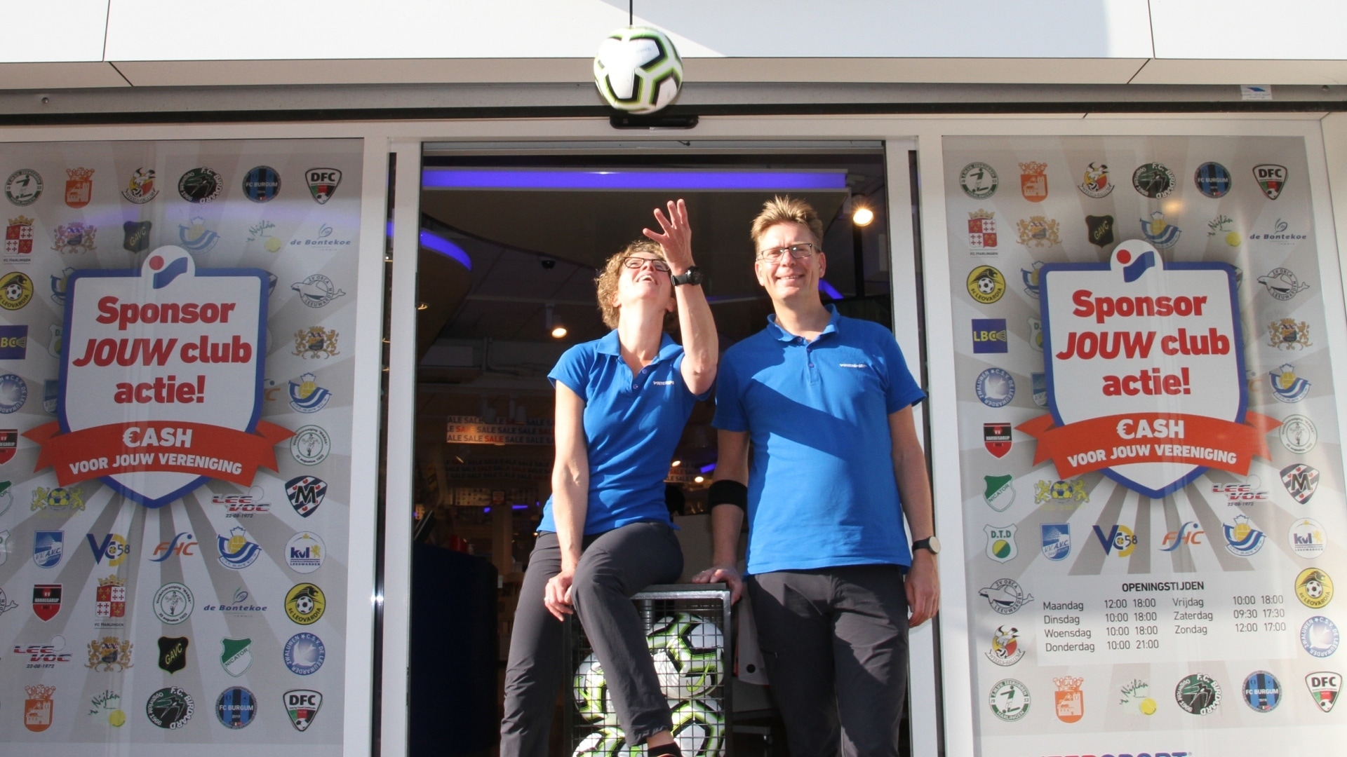 Babette en Gerrit Jan Faber doen hun uiterste best om alle ballen in de lucht te houden, vertrouwen in een goede toekomst voor hun sportwinkel hebben ze echter nauwelijks. Foto: Intersport Luxen