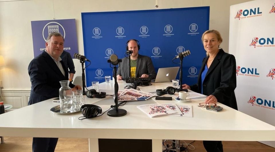 In de podcaststudio in het Ondernemershuis v.l.n.r. Hans Biesheuvel (ONL), presentator Roland Tameling en D66-lijsttrekker Sigrid Kaag.