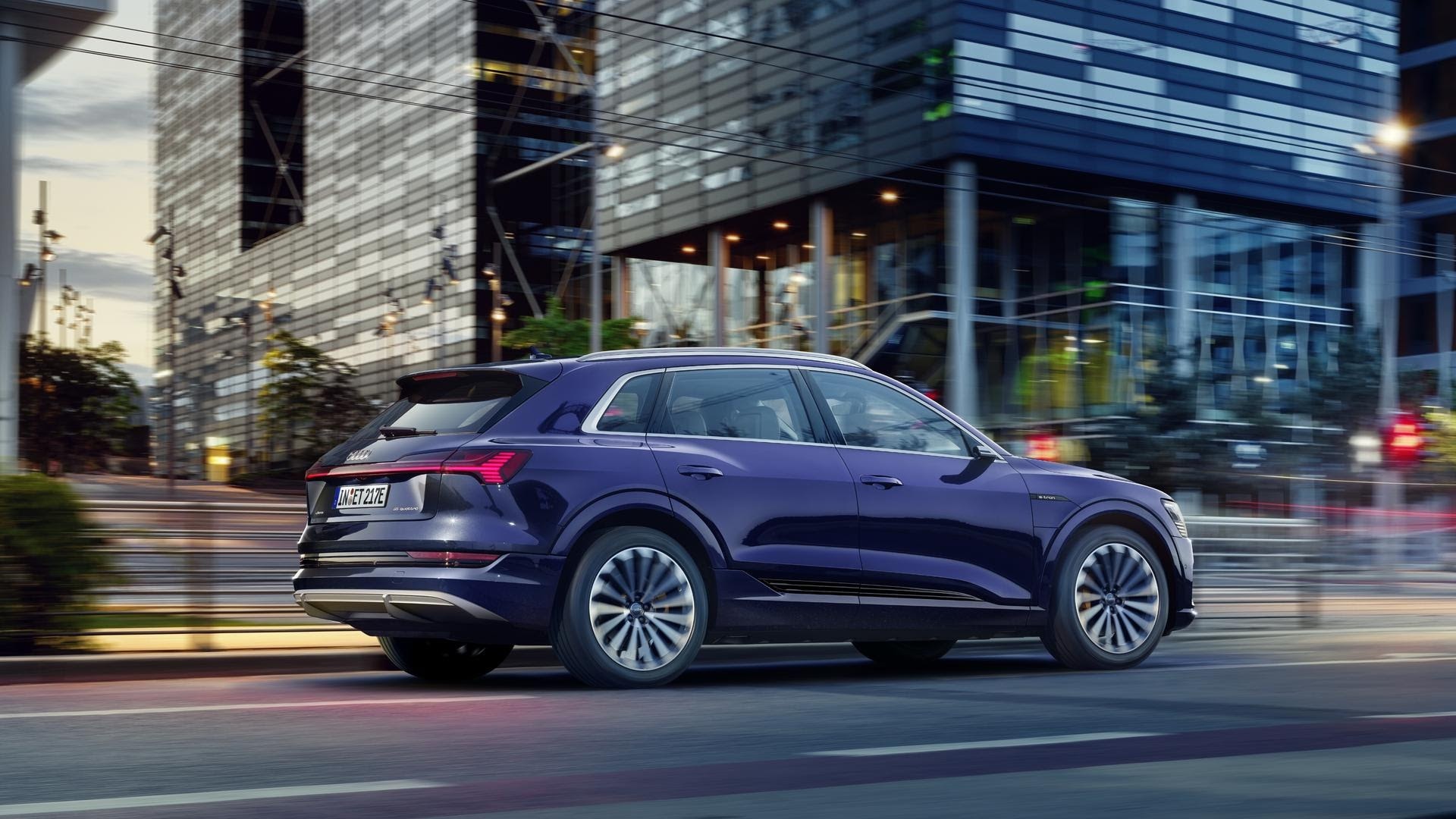 De Volkswagen ID.3, Tesla Model 3 en Audi E-tron (foto) zijn alle drie gekozen tot Elektrische Auto van het Jaar. Foto: Audi.