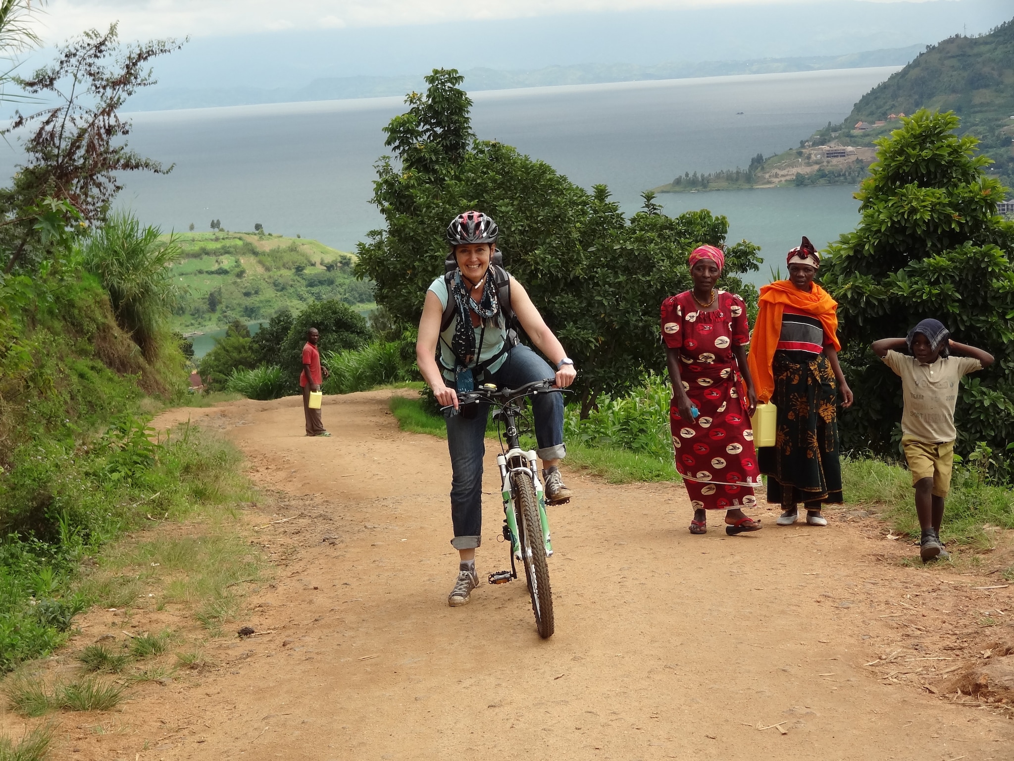 Saskia Griep, directeur van , bij Lake Kivu in Rwanda. Foto: Better Places