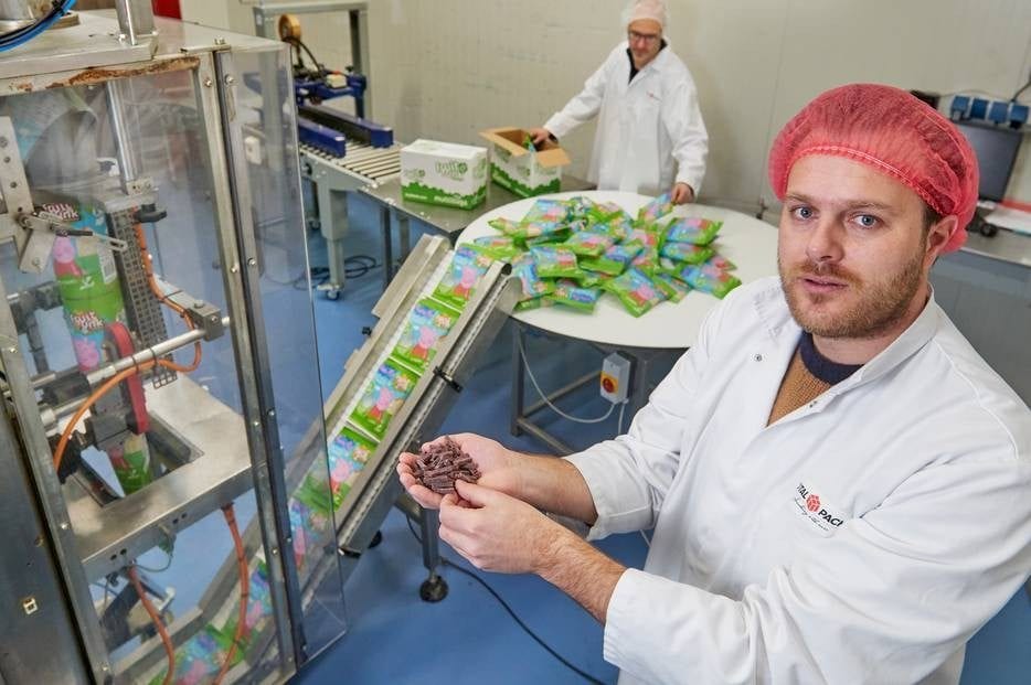 Rob de Weert van het Bossche bedrijf Fruitfunk bij de verpakkingslijn (TotalPack) in Oss. Ze produceren snoep gemaakt van 98 procent fruit. Foto: BD/Van Assendelft Fotografie