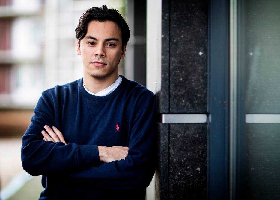 ,,Er zijn echt schrijnende gevallen die je heel graag wilt helpen, maar wij kunnen de regels niet veranderen. Dat raakt je.’’ Op de foto Giovanni Belloni, webcare specialist bij Rijksdienst voor Ondernemend Nederland. Foto: Guus Schoonewille