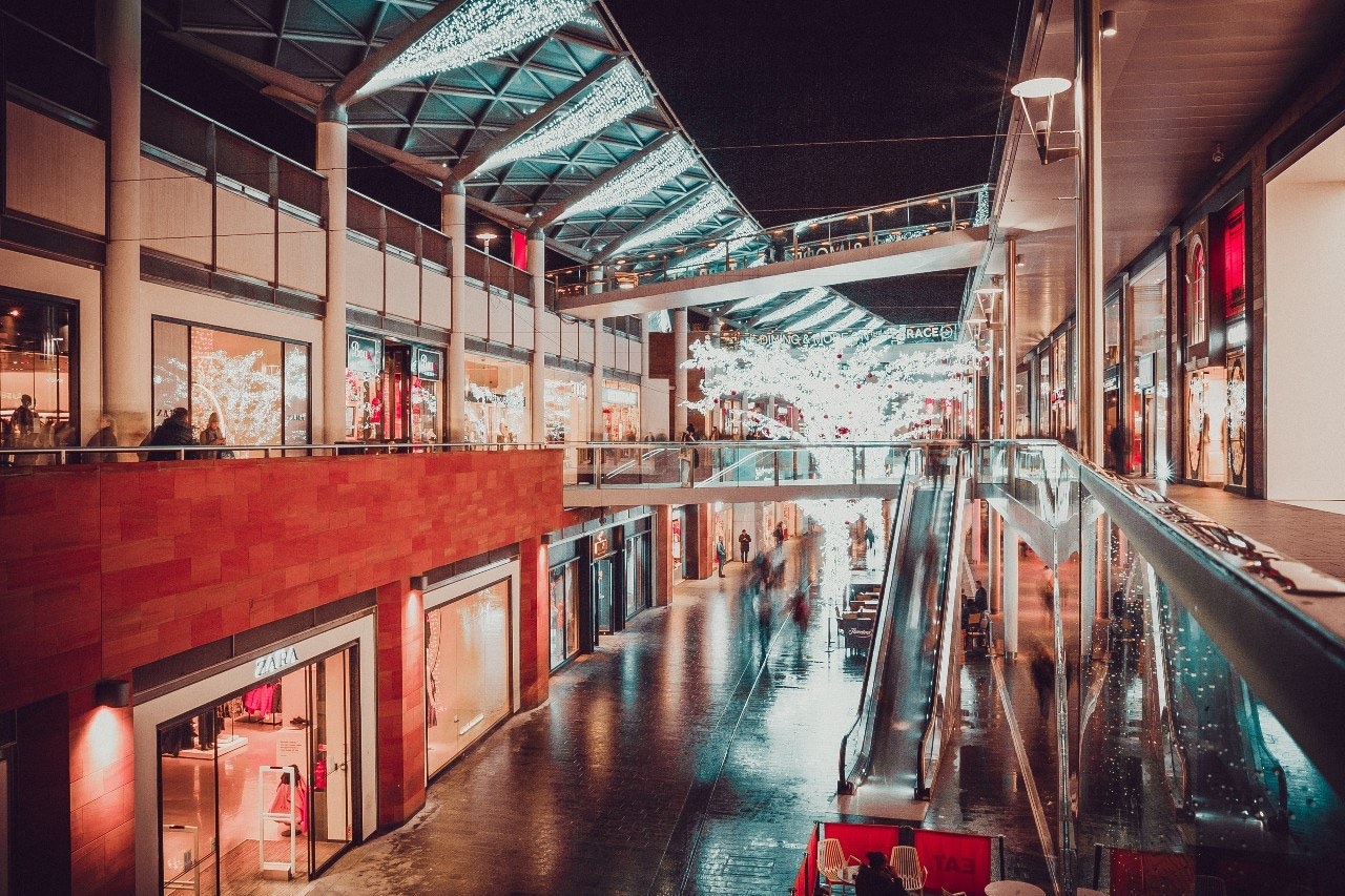 Het idee is dat mensen met een negatieve testuitslag 48 uur lang meer vrijheden kunnen krijgen, zodat ze bijvoorbeeld weer naar kantoor, de horeca of het theater kunnen gaan. Foto: ANP