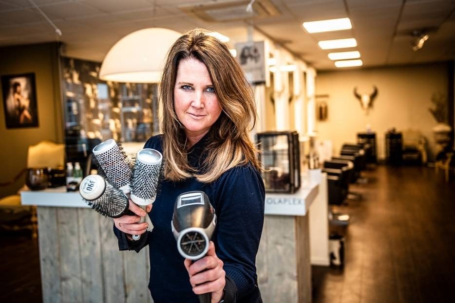 Kappers werken veilig, er waren geen besmettingen in kapsalons, stelt Marlene Cremers. Foto: AD/Merel Klijzing