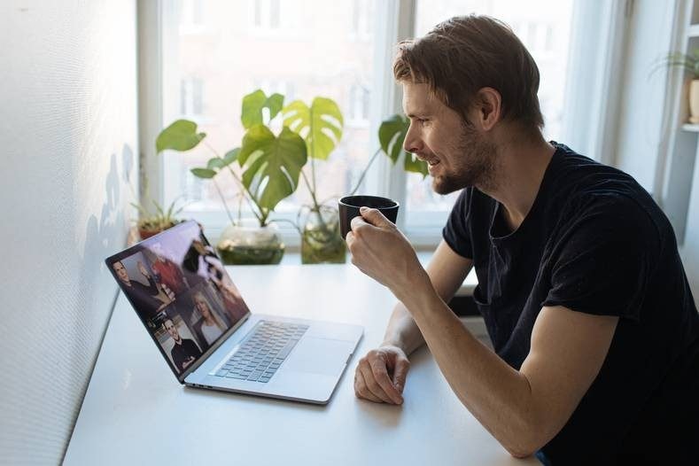 Even een bijbabbelbakkie doen met een collega. Foto: AD/Shutterstock