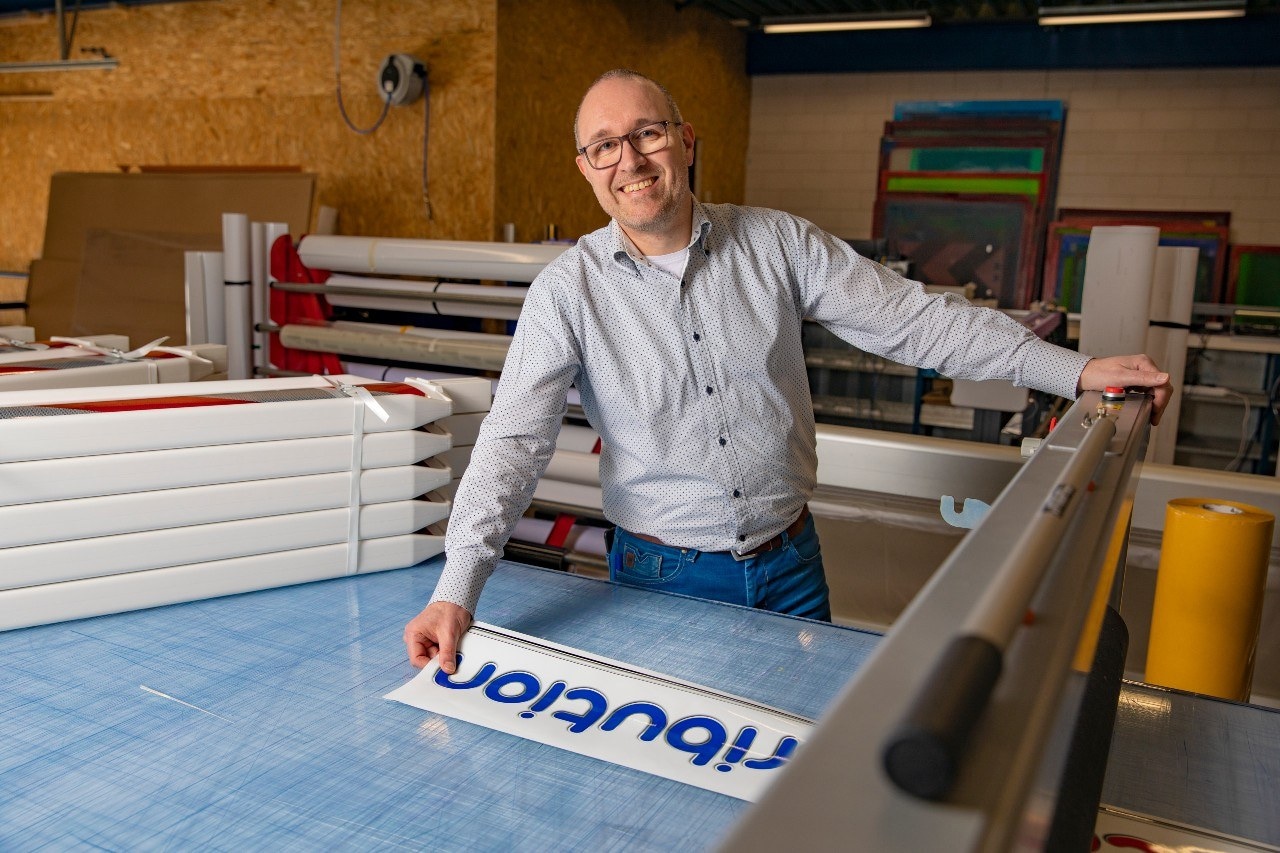 Dennis Martens, eigenaar van SignSellers: ,,Corona-stickers zijn hopelijk tijdelijk." Foto: Rob Voss