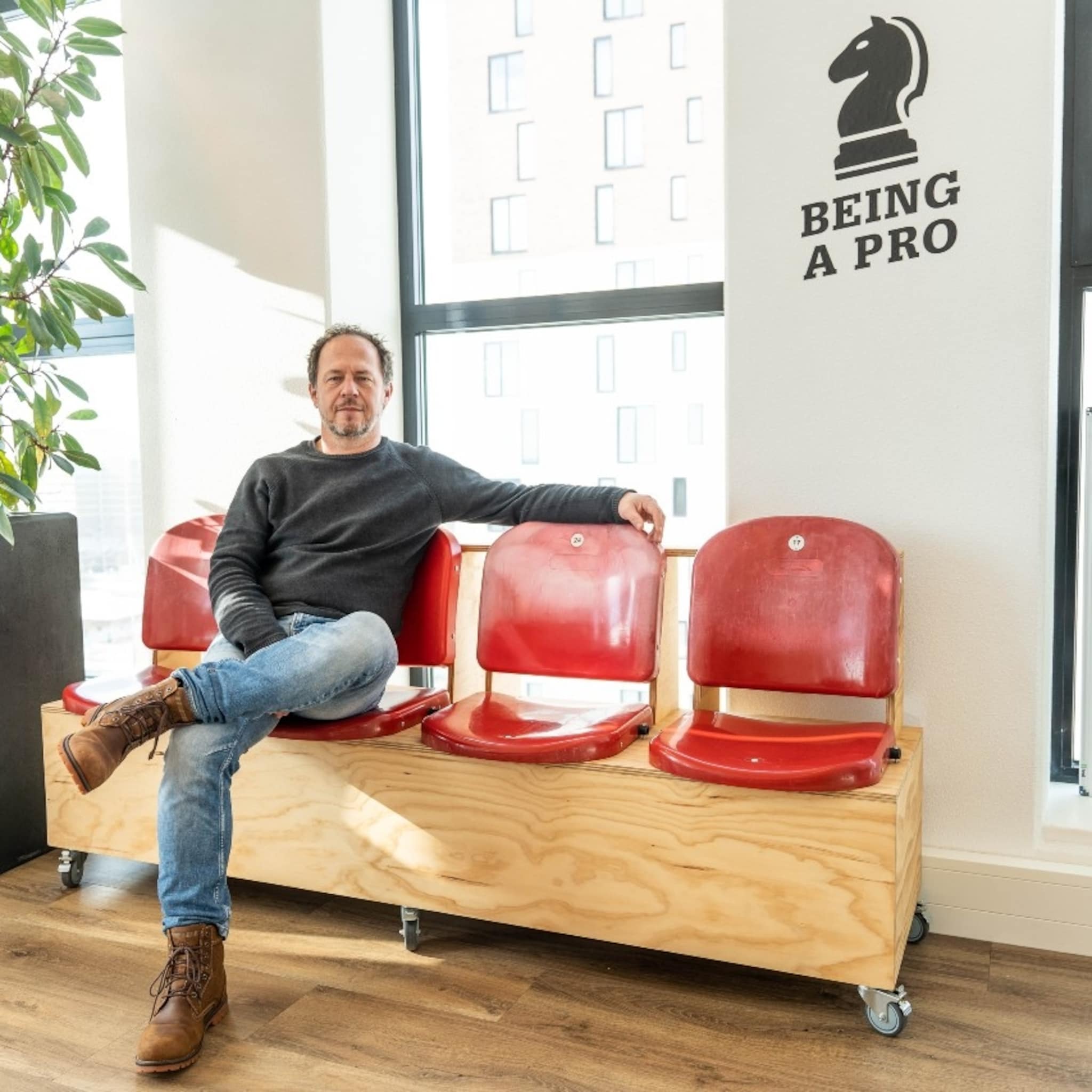 hoe het bedrijf achter online soccer manager in handen kwam van zwitsers