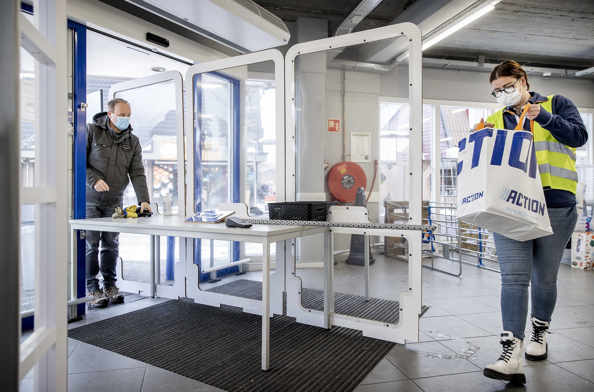Click &amp; collect in de praktijk: klant blijft buiten terwijl online bestelling wordt opgehaald. Foto: ANP.