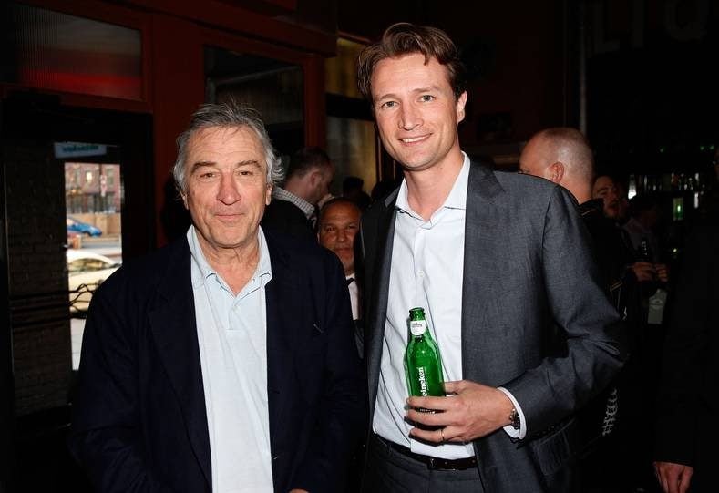 Dolf van den Brink in 2010 met acteur Robert de Niro op het Tribeca Film Festival in New York. Van den Brink is dan baas van Heineken USA. Foto: Getty Images for Heineken