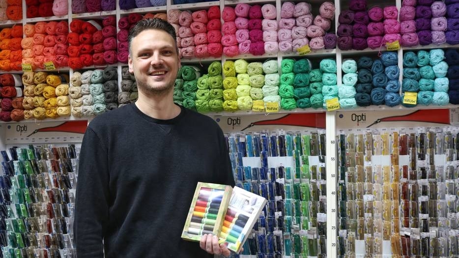 Martijn de Korte nam Ria's Fournituren in 2019 over van zijn moeder. Foto: Sammy Shawky