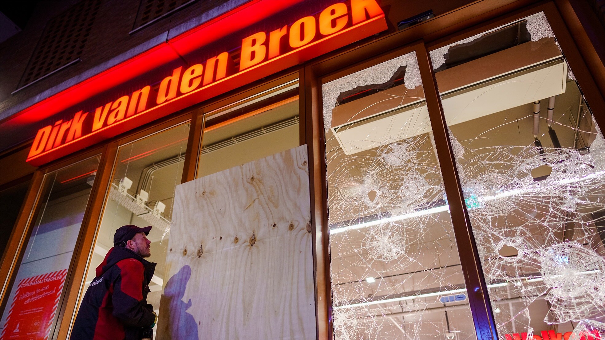 Een geplunderde supermarkt van Dirk van den Broek in Rotterdam. Foto: archief