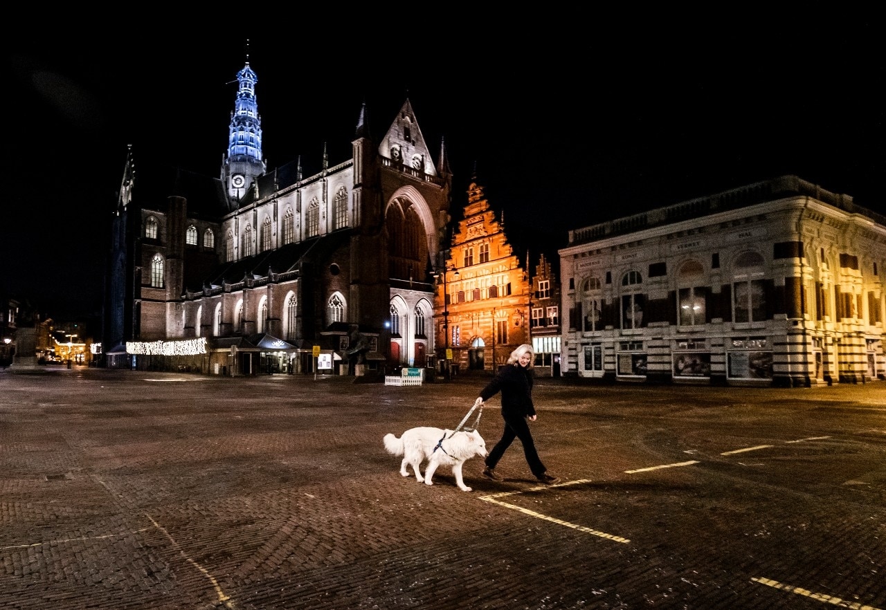 Haarlem, tijdens de avondklok. Even de hond uitlaten. Foto: ANP.