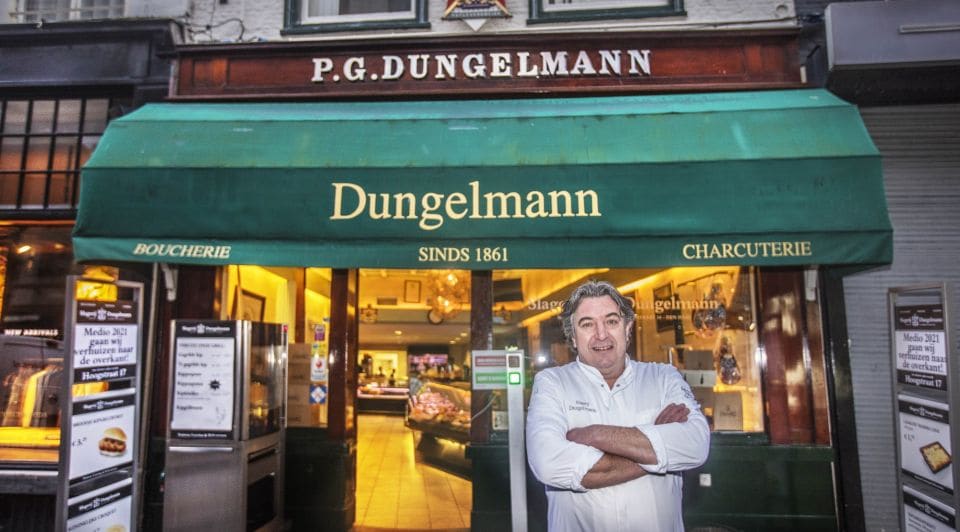 'Als kleine zaken de Haagse winkelstraat gaan verlaten, verdwijnt ook de ziel van de stad'. Op de foto Rafaelle Massaro voor zijn slagerij Dungelmann. Foto: Frank Jansen