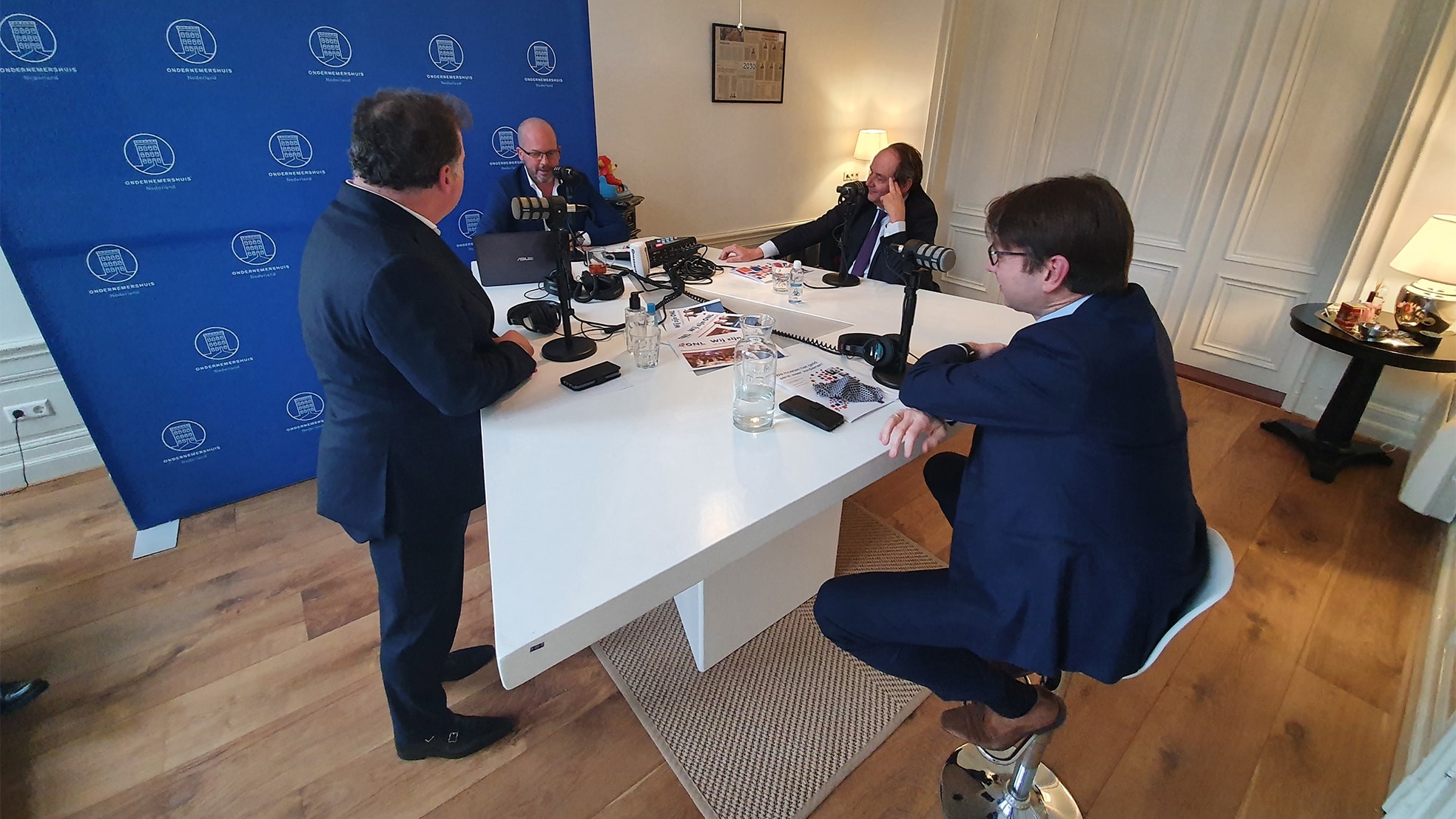 'Studio Ondernemershuis' in Den Haag met v.l.n.r. Hans Biesheuvel, presentator Eldert Kuiken, Hans Vijlbrief en Steven van Weyenberg.