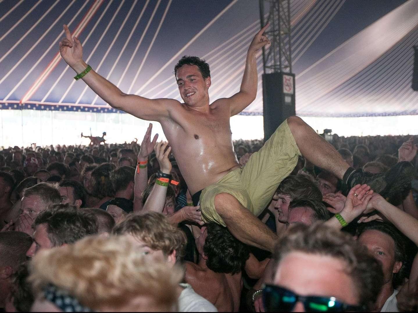 Gezondheidsraad toont in advies aan dat naar een vaccinatiebewijs kan worden gevraagd. Lowlands zegt niet van plan te zijn om een vaccinatieplicht in te stellen Foto: NU.nl