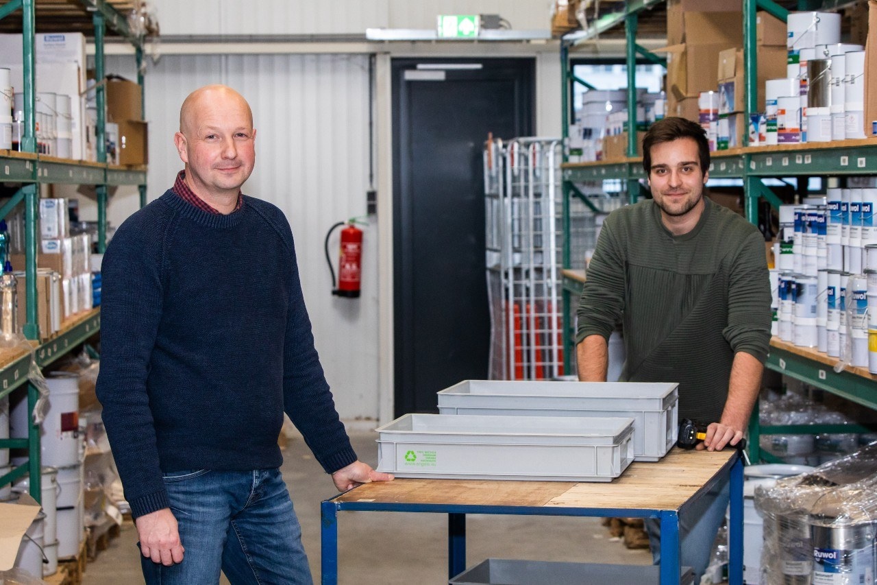 Edwin Kool (links) begeleidt Jan-Willem Vonk tijdens een werkleertraject bij DAVO. Foto: Rick de Visser