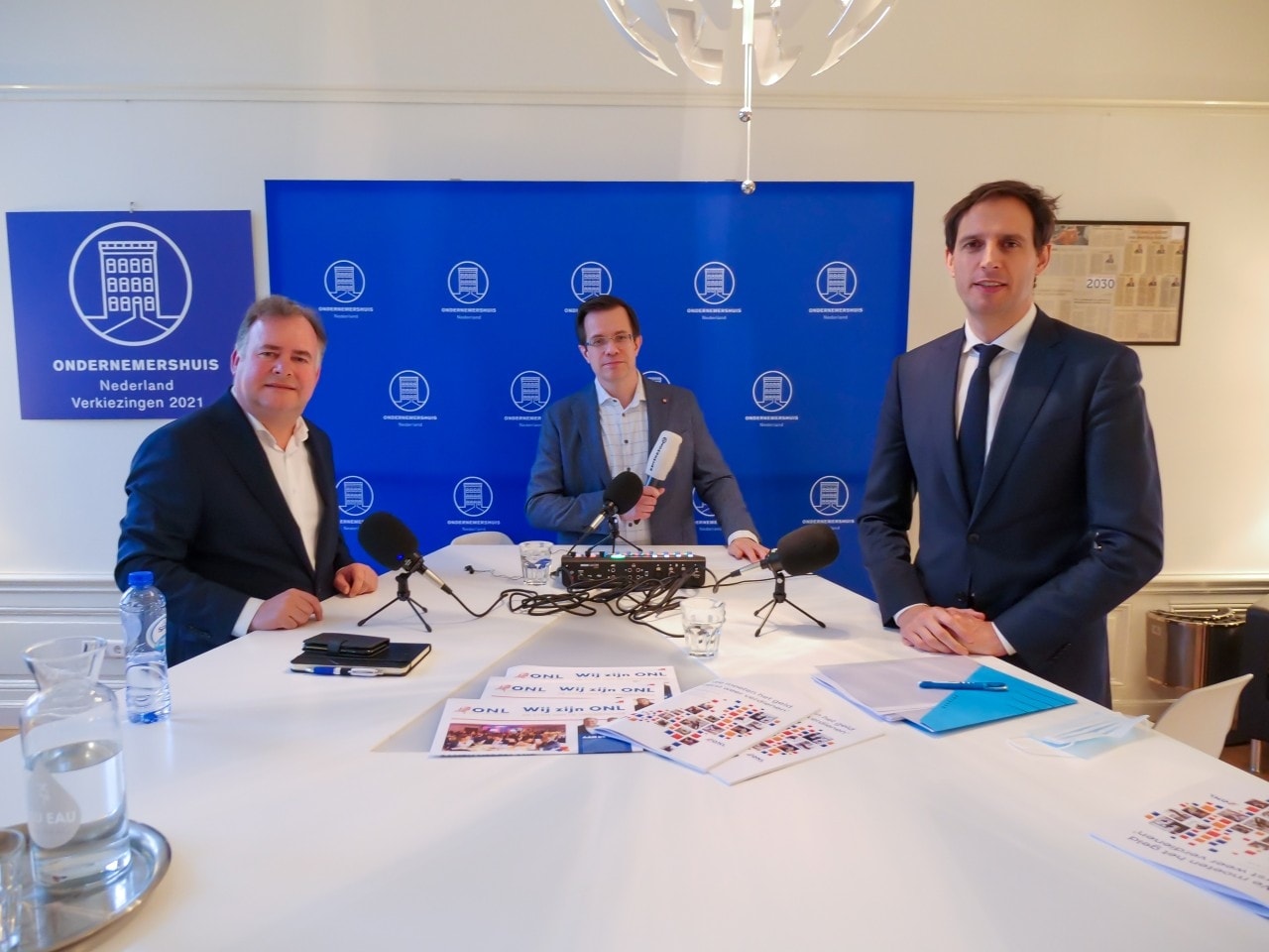 V.l.n.r. Hans Biesheuvel (ONL), De Ondernemer Kiest-presentator Jeroen Mirck en CDA-lijsttrekker Wopke Hoekstra.
