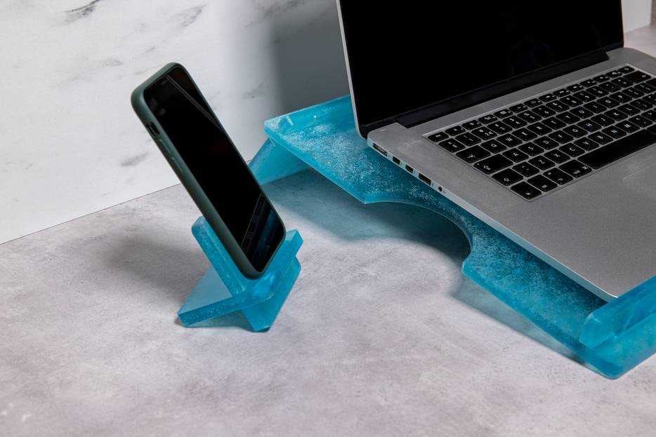 Mobiel- en laptopstandaard van gerecyclede mondkapjes. Foto: Maurice Stoevenbeld