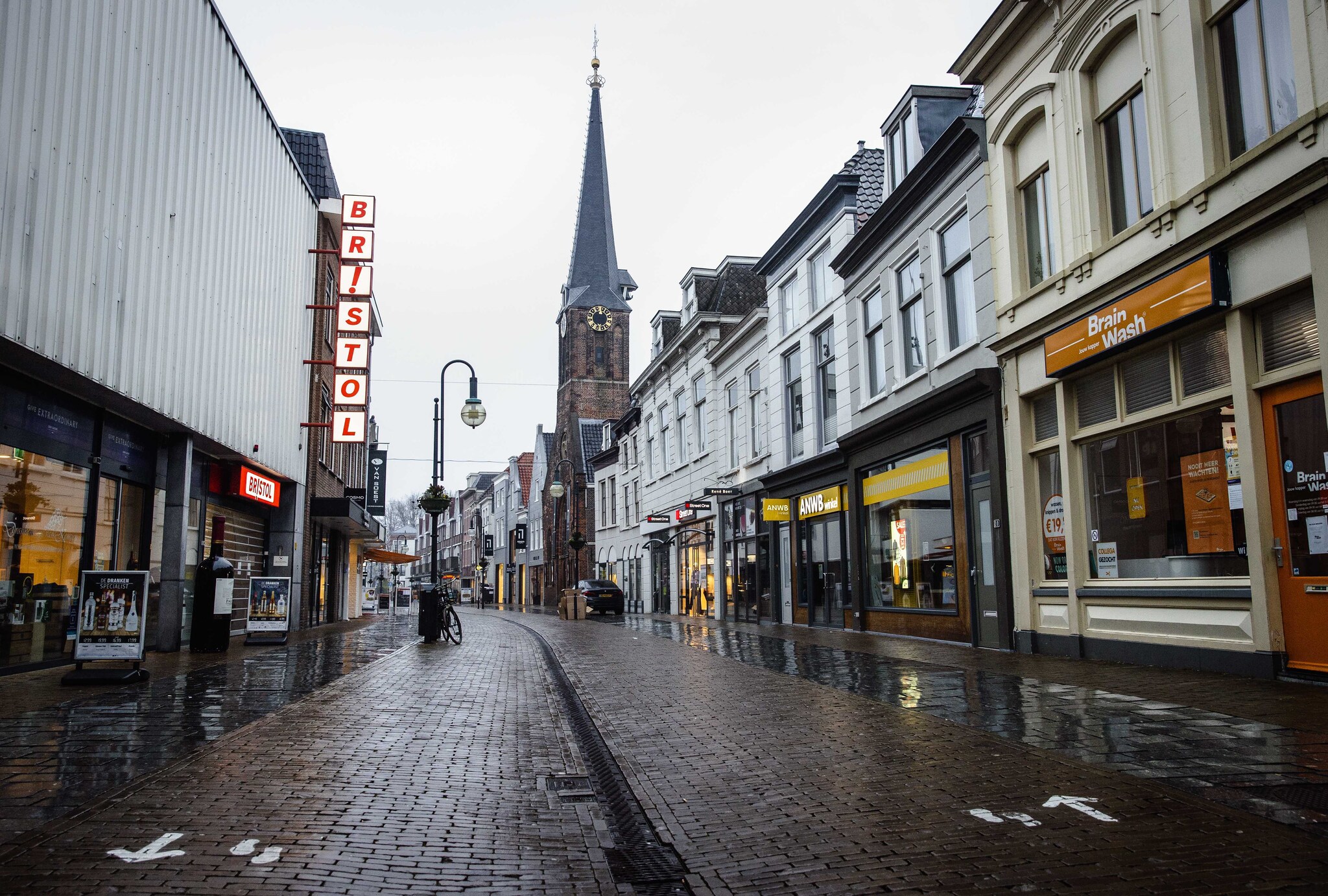 Een lege winkelstraat in Gorinchem. Kopen op afspraak en gedeeltelijke heropening moet bespreekbaar worden, stelt Jan Meerman. Foto: ANP.