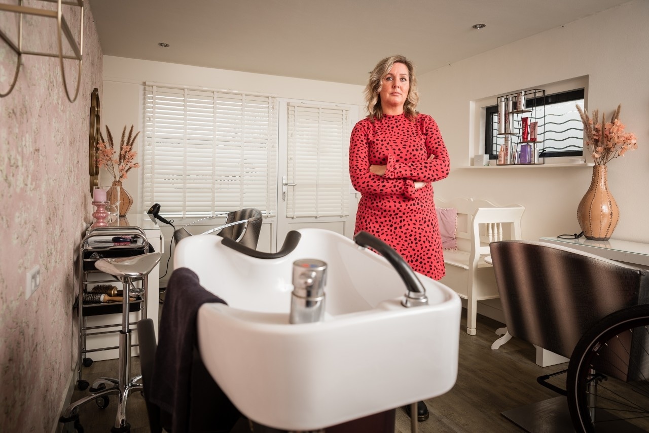 Ook kapster Sonja Prenen pleit voor overheidssteun, en snel ook. 'Iedereen denkt dat wij overheidssteun krijgen, maar dat is dus niet zo'. Foto's: Kees Bennema.