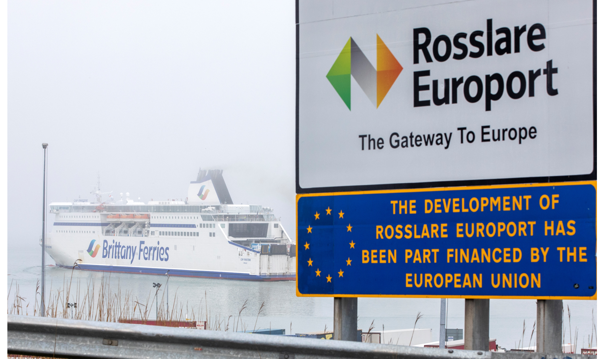 Ierland zoekt vanuit onder meer Rosslare nieuwe directe routes naar het vaste land, om Engeland en grens gedoe te omzeilen. Rosslare Europort is Ierlands op één na grootste transportknooppunt, met al 28 wekelijkse diensten naar mainland Europe, waar het voor Brexit nog tien waren. Foto AFP / Paul Faith.