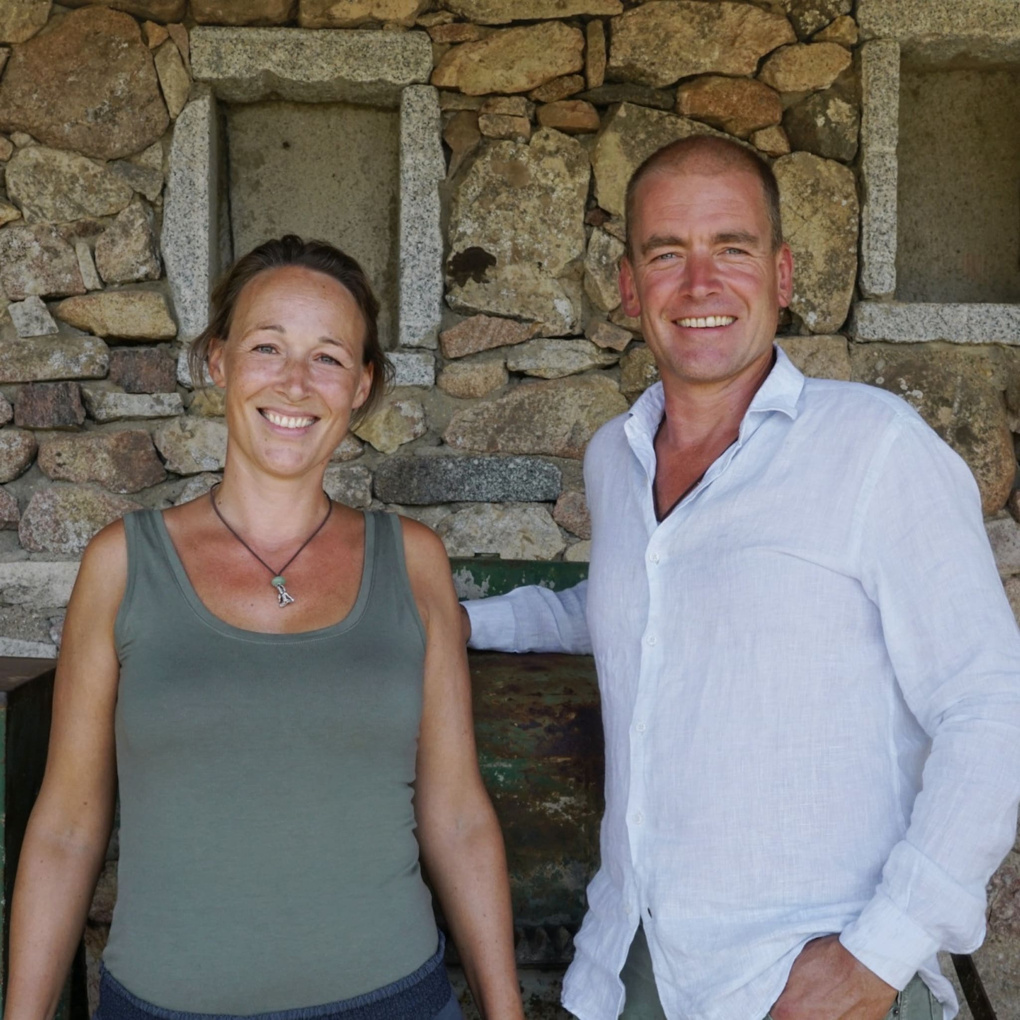 amsterdams gezin haalt anderhalve ton op voor hotel op sardinie