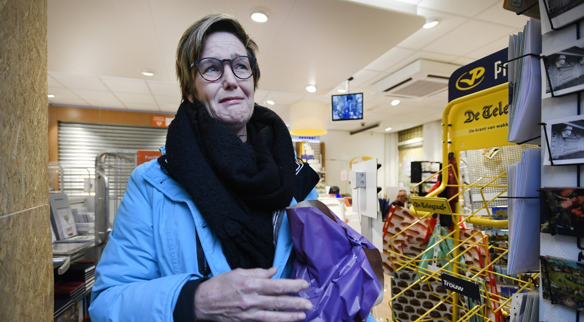 Een emotionele eigenaresse van de Primera in het centrum van Den Bosch, de dag na de rellen. Vele tientallen jongeren zijn er rellend en plunderend door het stadscentrum getrokken. Foto's: ANP