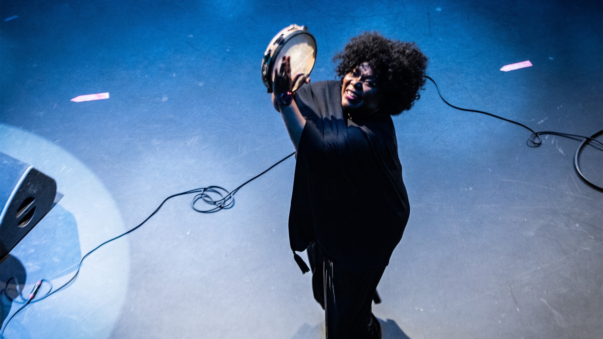 Zangeres Michelle David trad in juni op in Paradiso voor een publiek van 30 mensen. Meer dan 90 procent van de bedrijven die actief zijn in de culturele en creatieve sector bestaat uit mkb-ondernemers en 33 procent van de mensen in deze sector werkt als zelfstandige. Foto: ANP
