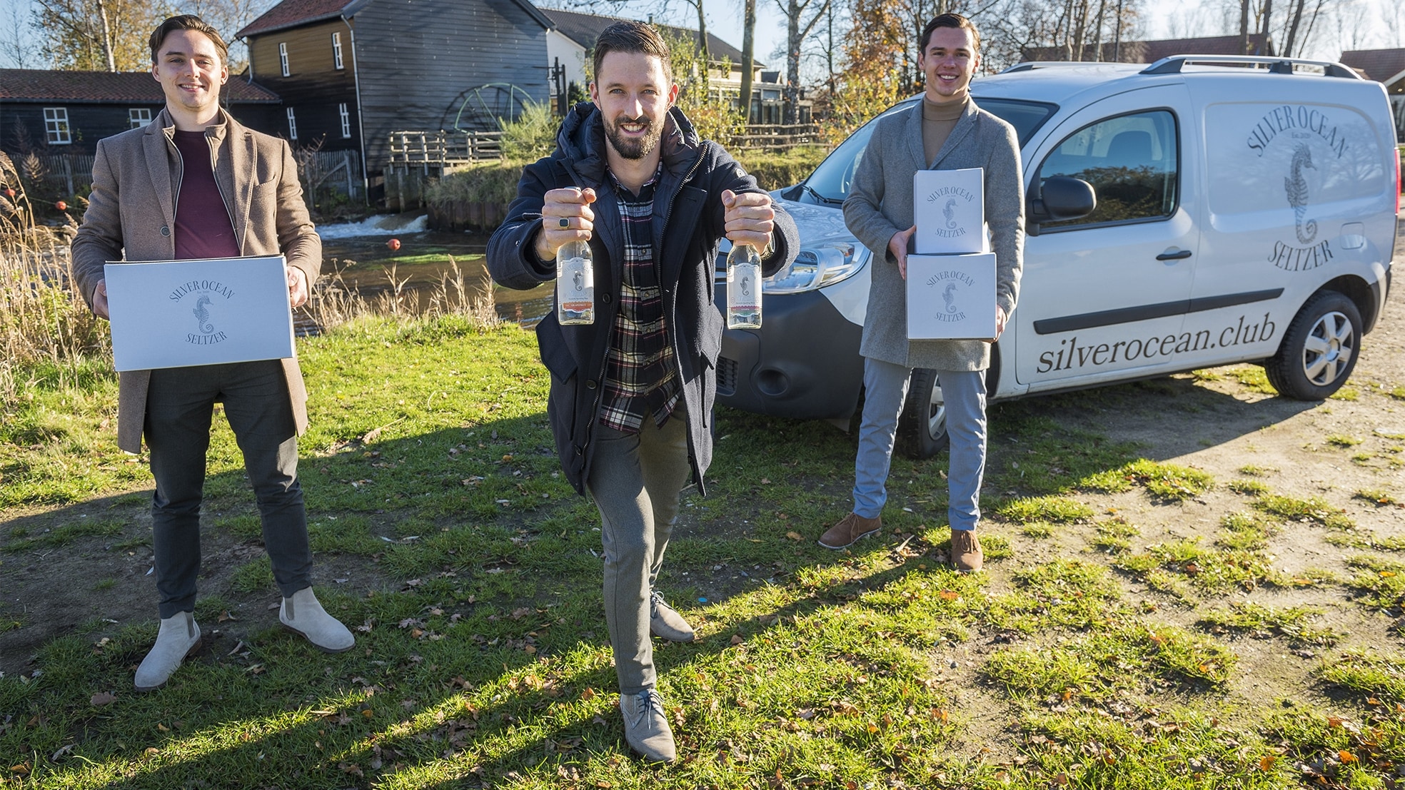 Janiek Burghard, Steven Kooistra en Lesley Daris (van links naar rechts) zijn de jonge ondernemers achter Silver Ocean Seltzer uit Valkenswaard. Foto: Jean Pierre Reijnen/DCI Media