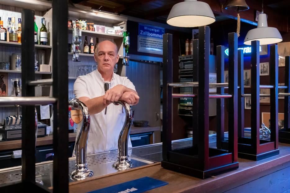 In de zaak van Hans de Beus staan de krukken al tien maanden op de bar. Foto: Marc Bolsius