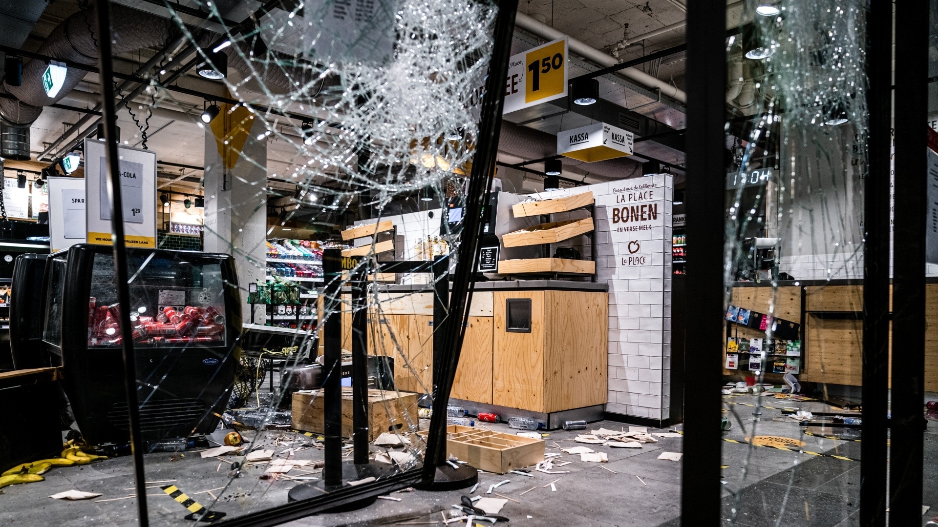 Ook dit Jumbo-filiaal in de stationshal van Eindhoven moest het ontgelden. Relschoppers plunderden de complete supermarkt. Foto: ANP