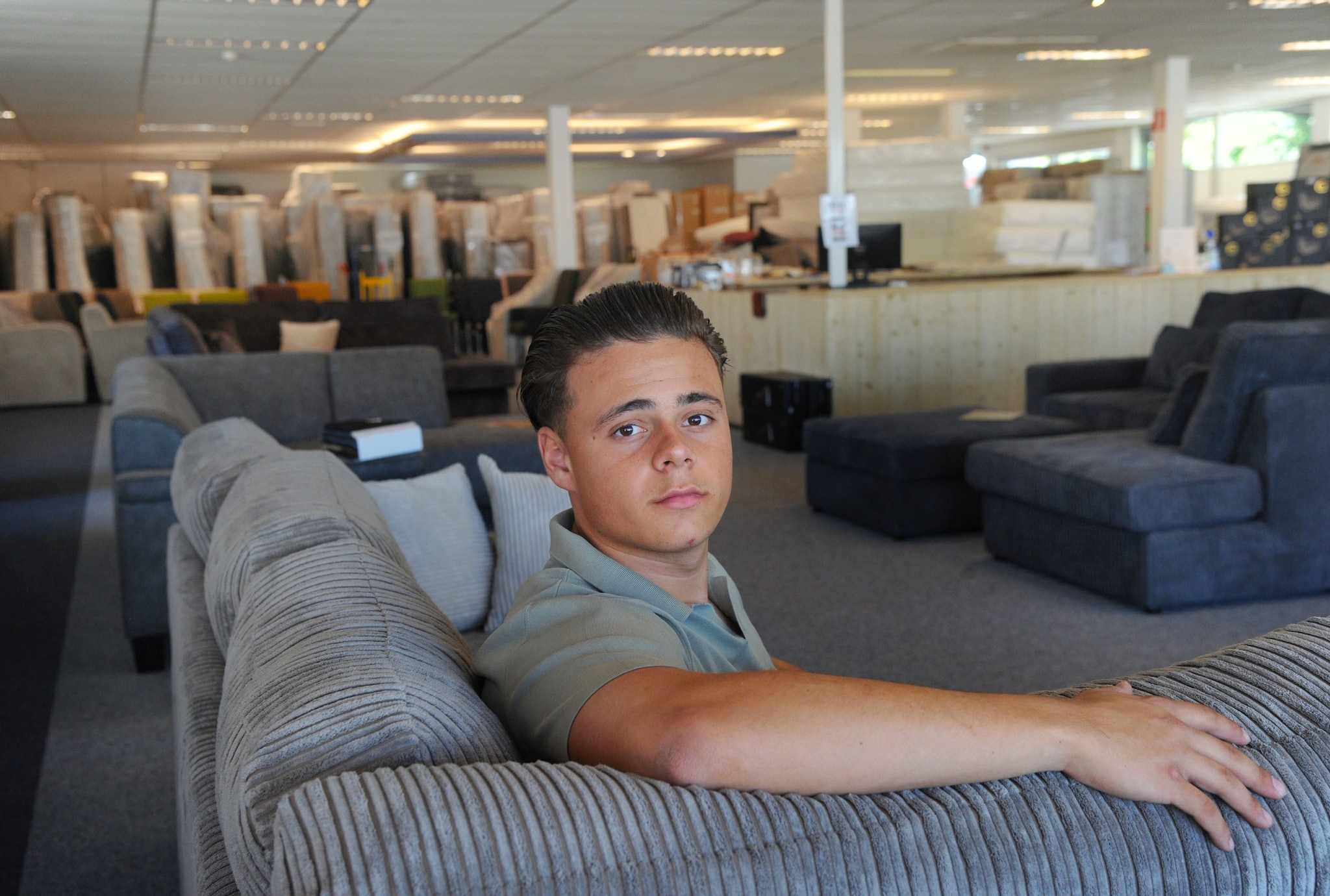Dylan de Ruiter moest zijn winkel sluiten, maar opende kort erna een nieuwe meubelzaak. Foto: Lex de Meester/AD.