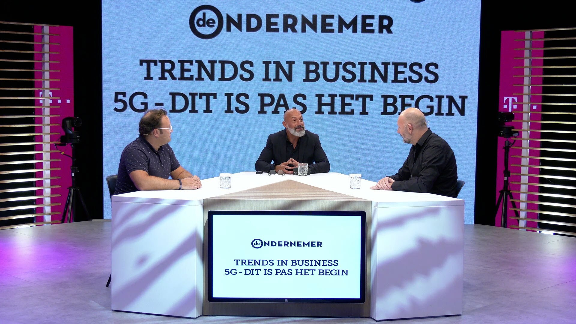 Igor Beuker in gesprek met Richard Marijs (links) en Denis Doeland.