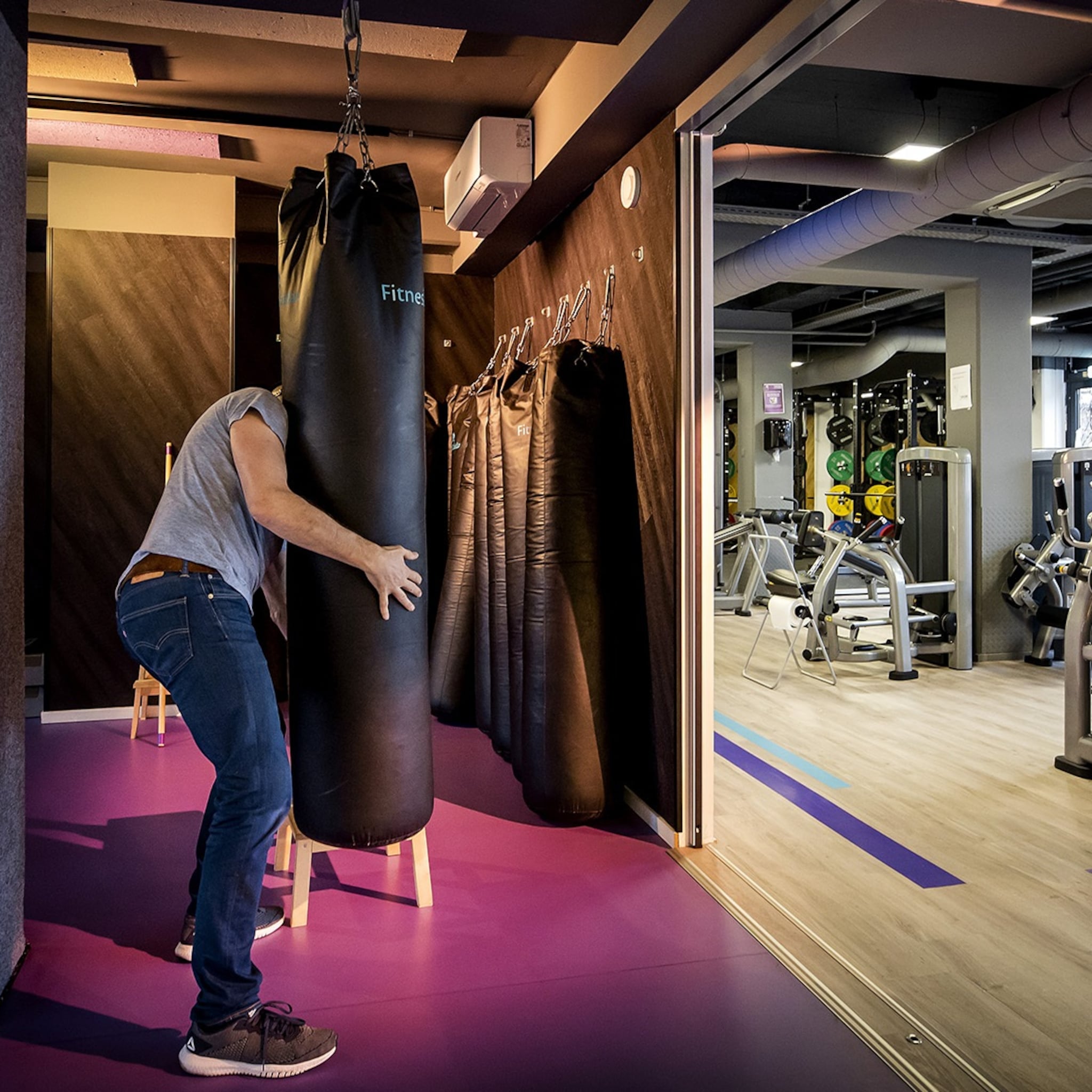 dijkshoorn doet handreiking naar arie boomsma en andere sportschoolhouders