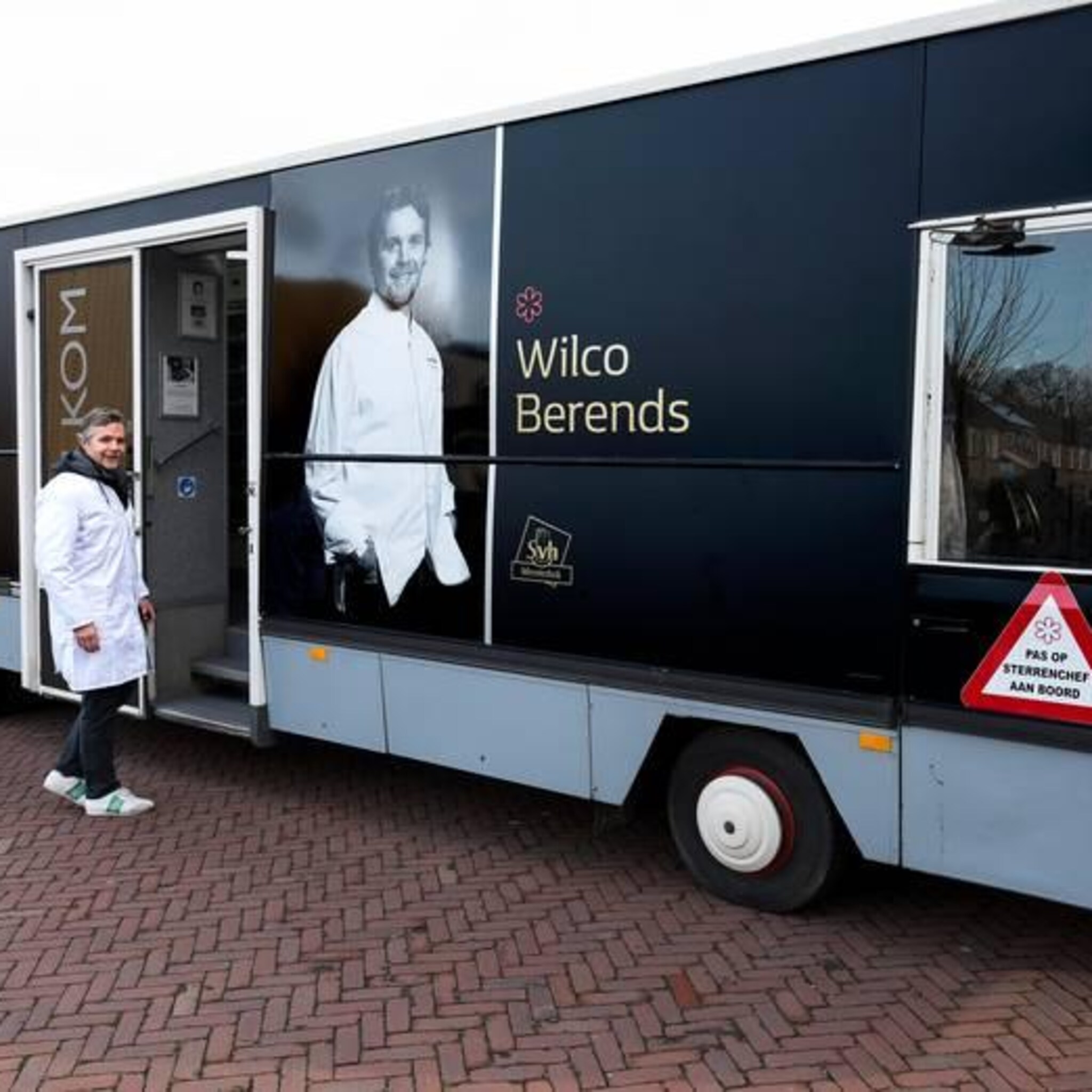 de nederlanden sterrenchef wilco rijdt voor a la srv met oesters en tarbots